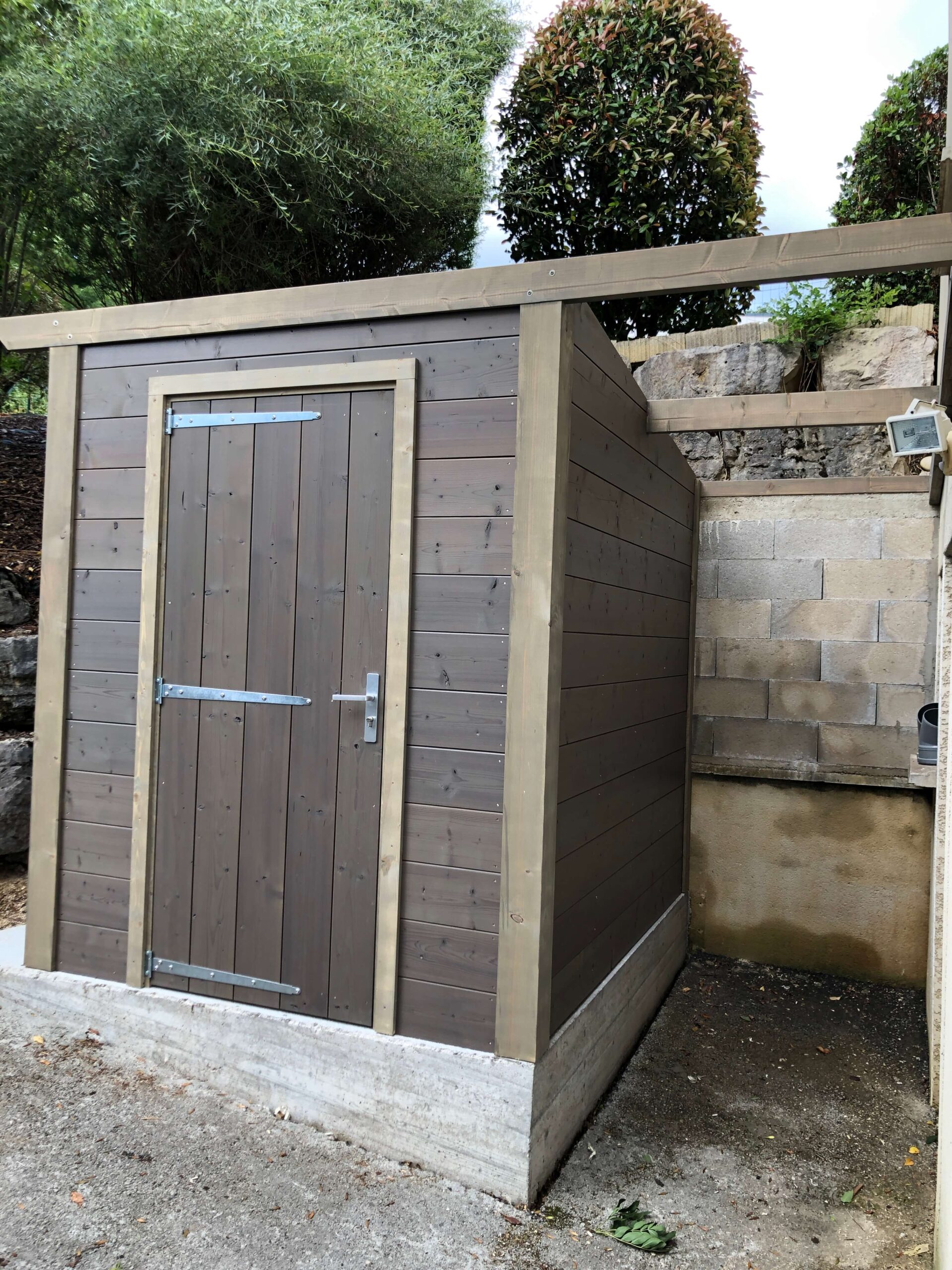 pose-cabanon-de-jardin-en-bois