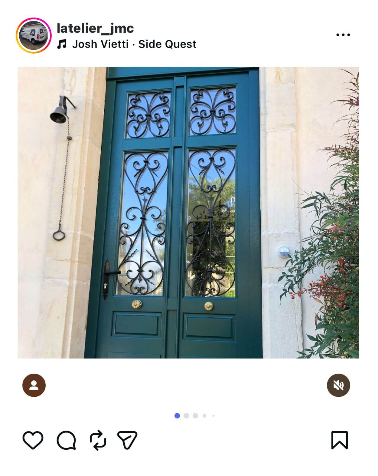 post-instagram-porte-entree-en-bois-sur-mesure-avec-eclipses-en-fer-forge