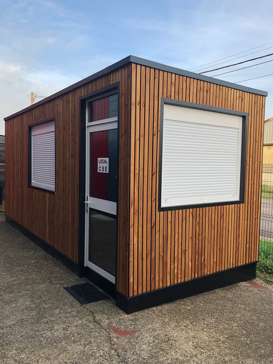 bardage-lattis-bois-pour-algeco